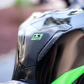 Kawasaki ZX-6R 2025 ile Uyumlu Kaydırmaz 6D Karbon ve Şeffaf 10 Parça Tank Pad Seti GC68 (Siyah Motor) thumbnail 2