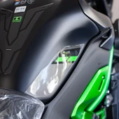 Kawasaki Z900 2025 ile Uyumlu Kaydırmaz 6D Karbon ve Şeffaf 12 Parça Tank Pad Seti GC72 thumbnail 4