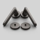 Mat Titan Oda Tipi Kapı Kolu Rozetli Sağ Sol Uygun Modern İç Kapı Kilitli 1 Takım thumbnail 1