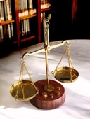 Manyetik Kum Saati, Adalet Terazisi ve Ahşap Standlı Işıklı Karahindiba Küre 3’lü Masaüstü Ofis Seti thumbnail 2