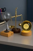 Manyetik Kum Saati, Adalet Terazisi ve Ahşap Standlı Işıklı Karahindiba Küre 3’lü Masaüstü Ofis Seti thumbnail 1