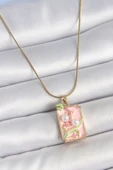 316L Çelik Gold Renk Zincir Pembe Mineli İncli Çiçek İşlemeli Portre Model Kadın Kolye - TJ-BKO10193 thumbnail 1