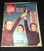 HAYAT SPOR 22 Ocak 1975 Sayı 4 SANLI,BÜLENT VE MUZAFFER BARIŞ KUPASI İLE / ANKARAGÜCÜ POSTERİ ORTA SAYFA (Sahafiye Kitap) - 1