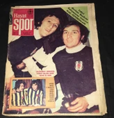 HAYAT SPOR 26 Şubat 1975 Sayı 9 GALATASARAY'I LİDERLİKTEN DEVİREN GOLLERİN SAHİBİ TEZCAN İLE SİNAN (Sahafiye Kitap) - 1