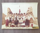 ALACAHÖYÜK'TE ÇEKİLEN YUGOSLAVYA HALK OYUNLARI TOPLULUĞUNUN FOTOĞRAFI 24X18 CM (Sahafiye Kitap) - 1