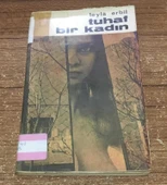 TUHAF BİR KADIN - İMZALI - (Sahafiye Kitap) thumbnail 1