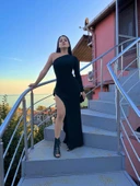 Kadın Tek Omuz Asimetrik Kesim Derin Yırtmaçlı Uzun Ithal Krep Elbise thumbnail 1