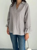 Arkası Asimetrik Yırtmaç Kesim Detaylı Cizgili Bluz Gömlek - Gri thumbnail 3