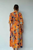 Oranj Çiçek Desenli Kemerli Elbise thumbnail 3