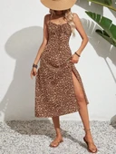 Kadın Ip Askılı Geniş V Yaka Bağcıklı Yandan Yırtmaçlı çiçek Desenli Midi Süprem Elbise thumbnail 6