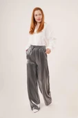 Parlak Görünümlü Cepli Antrasit Bol Paça Pantolon thumbnail 3