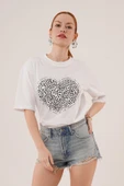 Kalp Baskılı Crop Beyaz Tişört thumbnail 1