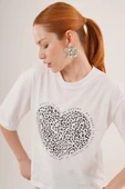 Kalp Baskılı Crop Beyaz Tişört thumbnail 7