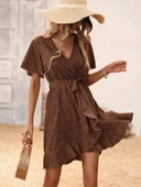 Kadın Kısa Kelebek Kollu Kruvaze Yakalı Belden Kuşaklı Kısa Desenli Süprem Elbise thumbnail 2