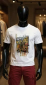 Erkek Beyaz Relaxed Fit %100 Pamuk Tişört – Suluboya Sokak & Şehir İllüstrasyonu Baskı thumbnail 1