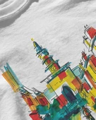 Erkek Beyaz Relaxed Fit %100 Pamuk Tişört – Suluboya Şehir Sokak & Kule İllüstrasyonu Baskılı thumbnail 3