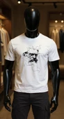 Erkek Beyaz Relaxed Fit %100 Pamuk Tişört – Mürekkep Çizgisel Soyut Portre Baskılı thumbnail 1