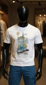 Erkek Beyaz Relaxed Fit %100 Pamuk Tişört – ''Ocean Soul'' Yelkenli Baskılı thumbnail 1