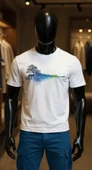 Erkek Beyaz Relaxed Fit %100 Pamuk Tişört – Suluboya Ağaç & Yansıma Baskılı thumbnail 1