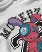 Erkek Beyaz Relaxed Fit %100 Pamuk Tişört – “Moredz Mouse 23” Karikatür Patch Baskılı thumbnail 3