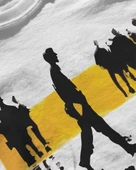 Erkek Beyaz Relaxed Fit %100 Pamuk Tişört – Sarı Şerit & Siyah Siluet Yansımalı Baskılı thumbnail 3