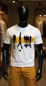Erkek Beyaz Relaxed Fit %100 Pamuk Tişört – Sarı Şerit & Siyah Siluet Yansımalı Baskılı thumbnail 1