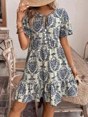 Kadın Kısa Kollu Yakadan Bağcıklı Desenli Fırfırlı Süprem Elbise thumbnail 3