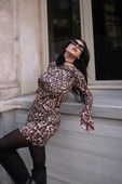 Kadın Uzun Kollu Kayık Yaka Leopar Baskılı Mini Elbise thumbnail 8