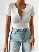 Kadın Beyaz Yaka Dantel Ve Fermuarlı Kaşkorse Bluz thumbnail 1