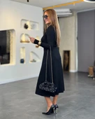 Kadın Uzun Kollu Balıkçı Yaka Omuzda Damla Detaylı Yırtmaçlı Krep Midi Elbise thumbnail 2