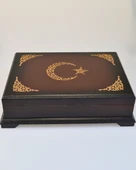 Ahşap Kutulu Nakış İşlemeli Türk Bayraklı Kuran-ı Kerim Seti (Orta Boy) thumbnail 2