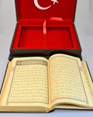 Ahşap Kutulu Nakış İşlemeli Türk Bayraklı Kuran-ı Kerim Seti (Hafız Boy) thumbnail 3