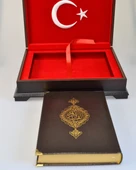 Ahşap Kutulu Nakış İşlemeli Türk Bayraklı Kuran-ı Kerim Seti (Hafız Boy) thumbnail 7