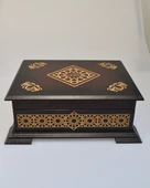 Ahşap Kutulu Nakış İşlemeli Besmele-i Şerifli Kuran-ı Kerim Seti (Hafız Boy) thumbnail 7