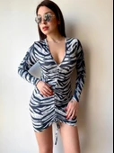 Kadın V Yaka önü Asansör Büzgü Detay Fırsat ürün Zebra Mini Elbise thumbnail 3