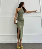 Kadın Tek Omuzu Açık Büzgülü Yandan Yırtmaçlı Uzun Sandy Elbise thumbnail 2