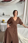 V YAKA BEL BONCUK BAĞLAMALI MÜSLİN ELBİSE YIRTMAÇ DETAYLI - Kahverengi thumbnail 3