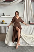 V YAKA BEL BONCUK BAĞLAMALI MÜSLİN ELBİSE YIRTMAÇ DETAYLI - Kahverengi thumbnail 2