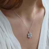 Çiçek Modeli Zirkon Taşlı Gümüş Kolye thumbnail 1