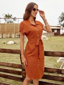 Kadın Kısa Kollu Yakalı önden Düğmeli Beli Kuşaklı Bürümcük Elbise thumbnail 3