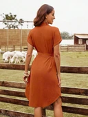 Kadın Kısa Kollu Yakalı önden Düğmeli Beli Kuşaklı Bürümcük Elbise thumbnail 4