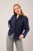 Düğmeli Ve Çizgi Detaylı Lacivert Gömlek thumbnail 3
