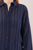Düğmeli Ve Çizgi Detaylı Lacivert Gömlek thumbnail 4