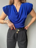 Kadın V Yaka Vatka Detay Kolsuz Dökümlü Bluz thumbnail 7