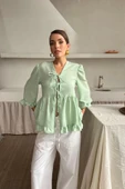 KETEN BLUZ ÖNDEN BAĞLAMALI FIRFIR DETAYLI - Yeşil thumbnail 4