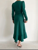 Kadın Yeşil Krep Kumaş Midi Boy Kuşaklı Uzunkol Elbise thumbnail 5