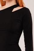 Omuz Dekolte Detaylı Siyah Bluz thumbnail 3