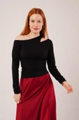 Omuz Dekolte Detaylı Siyah Bluz thumbnail 1