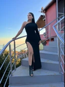 Kadın Tek Omuz Asimetrik Kesim Derin Yırtmaçlı Uzun Ithal Krep Elbise thumbnail 2