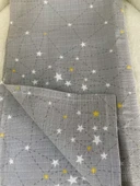 80 x 90 Unisex Bebek Battaniyesi – Gri & Sarı Yıldız Desenli Müslin - 2